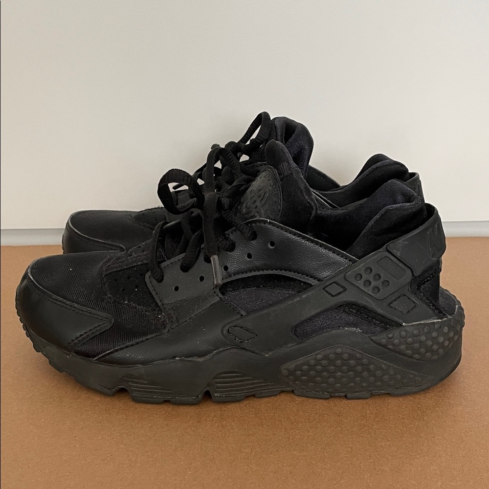 Nike Air Huarache Athletic Sneakers - Picture 5 of 6